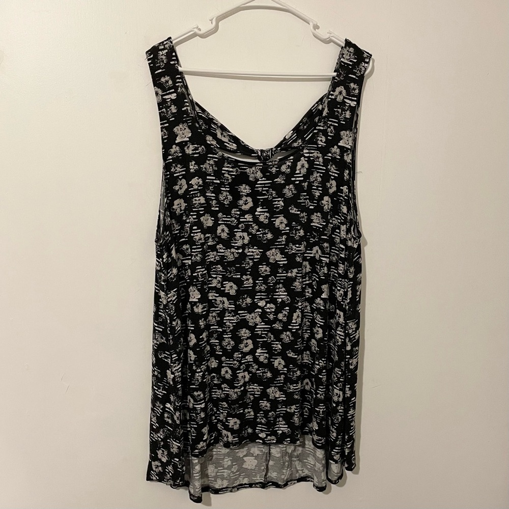 Torrid Black and White Floral Print Tank Top Shirt Open Back Plus Size 4 4X